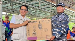 Wakil Ketua DPRD Sumbar, Evi Yandri Rajo Budiman Bagikan Hadiah pada Peringatan Hari Peduli Sampah Nasional 2025