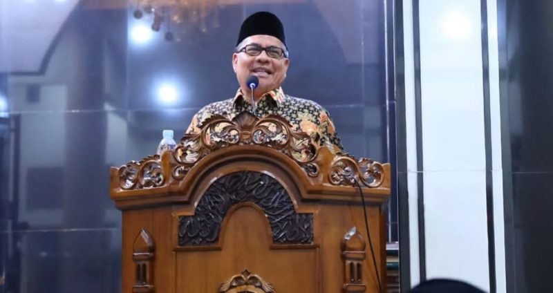 Ketua DPRD Sumbar Muhidi Laksanakan Shalat Tarawih Berjamaah di Masjid Al Manar Dadok, Padang Sekaligus Beri Tausyiah Agama