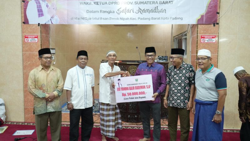 Wakil Ketua DPRD Sumbar Evi Yandri Salurkan Bantuan Rp 50 Juta Saat Safari Ramadhan di Masjid Syariatul Ihsan