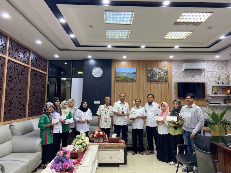Plt Sekwan Sumbar Maifrizon Sambut Idul Fitri dengan Beri Santunan untuk Keluarga Besar DPRD