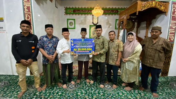 Anggota DPRD Sumbar Beny Saswin Nasrun Serahkan Hibah ke Masjid di Daerah Pemilihannya