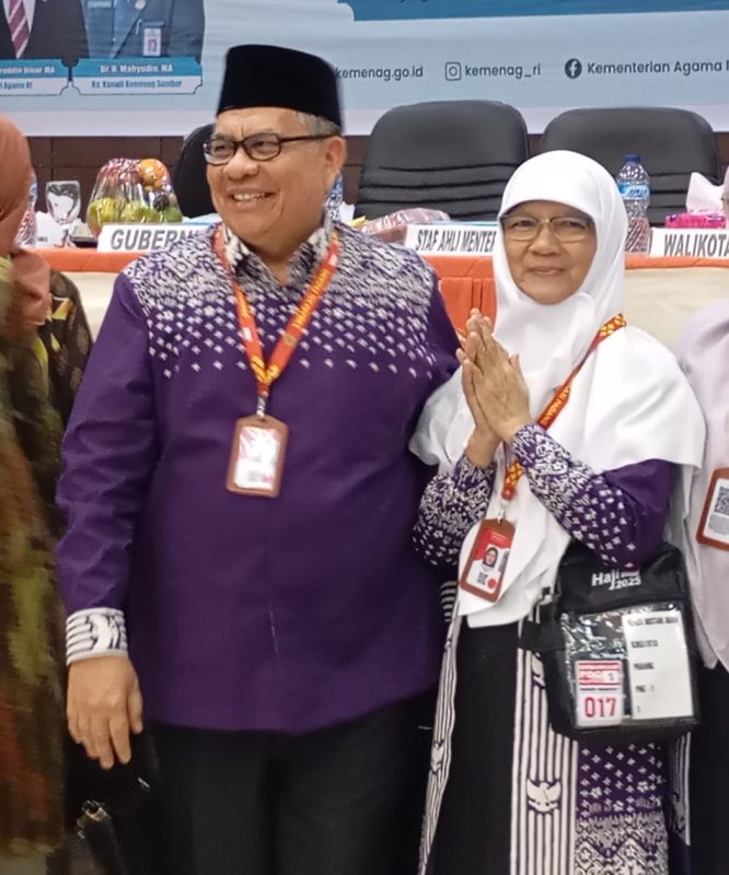 Ketua DPRD Sumbar Sampaikan kepada Jamaah Calon Haji agar Mengikuti Arahan Pembimbing Haji