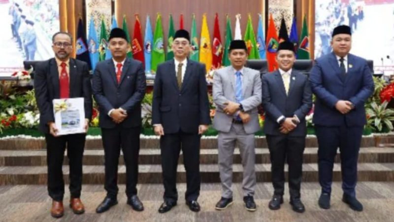 Kepala BPK RI Sumbar Serahkan LHP LKPD 2024 dalam Rapat Paripurna DPRD