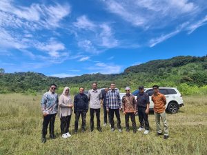 Komisi I DPRD Sumbar dan Satpol PP Sumbar Laksanakan Kunjungan Sekaligus Pemasangan Rambu Larangan Berhenti di Wisata Kelok Sembilan