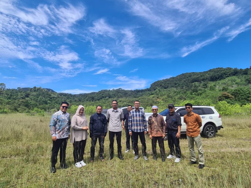 Komisi I DPRD Sumbar dan Satpol PP Sumbar Laksanakan Kunjungan Sekaligus Pemasangan Rambu Larangan Berhenti di Wisata Kelok Sembilan
