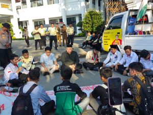 Mahasiswa Kammi Gelar Aksi Kritik 150 Hari Kepemimpinan Prabowo-Gibran, Aspirasi Diterima oleh Wakil Ketua DPRD Sumbar