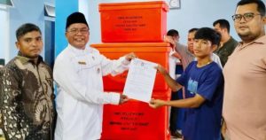 Hanapi Lubis Salurkan 40 Fish Box untuk Pengolah Ikan Air Bangis