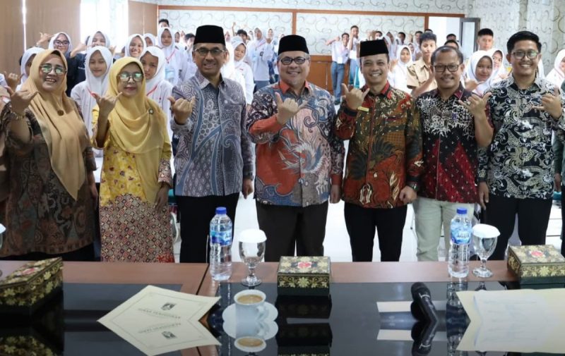 Ketua DPRD Sumbar Muhidi Motivasi Pengurus OSIS SMK se-Sumbar dalam Bimtek LDK 2025