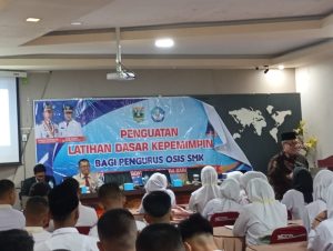 Muhidi Tekankan Penguatan Kepemimpinan Berbasis Kearifan Lokal kepada Pengurus Osis SMK